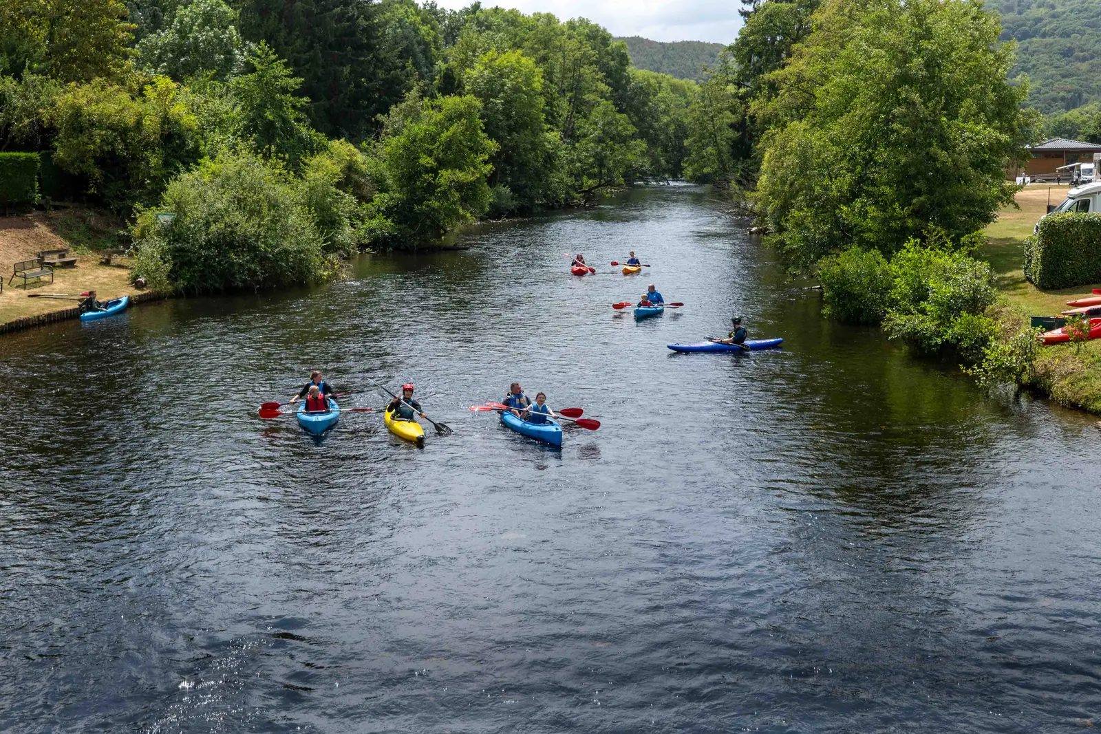 Luftaufnahme des Rurtals mit einer Kajakgruppe auf dem Wasser