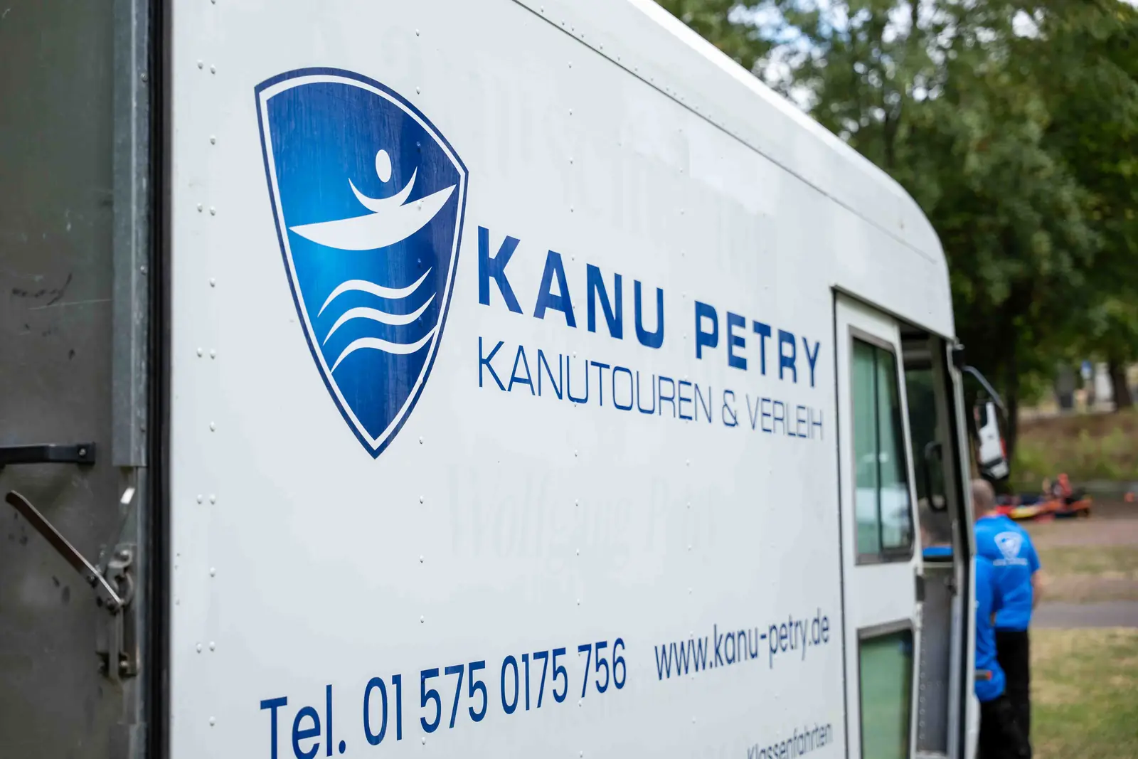 Kanu-Petry-LKW mit Logo und Kontaktdaten an der Station in Heimbach