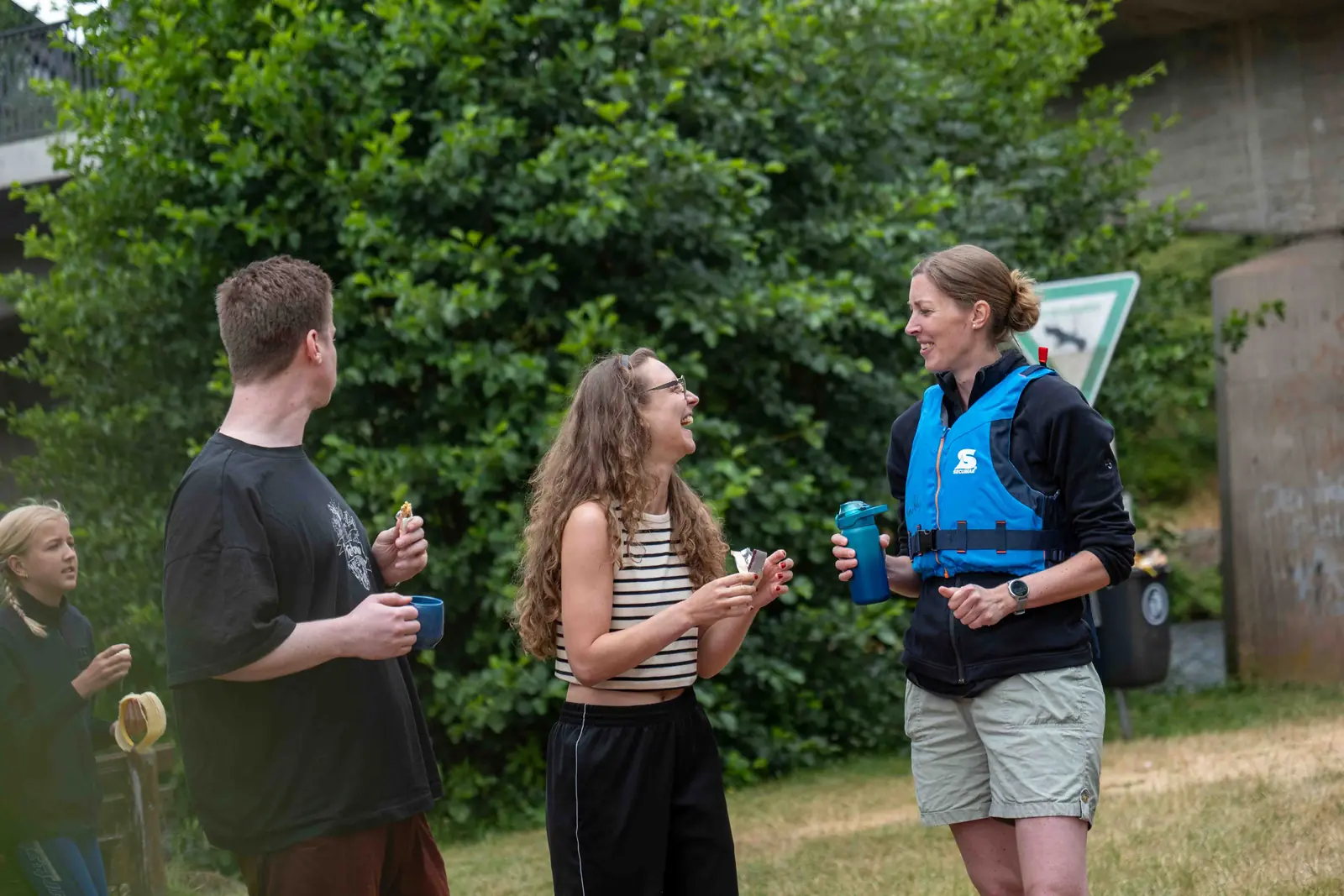 Gruppe lacht bei der Picknickpause während der Kanutour