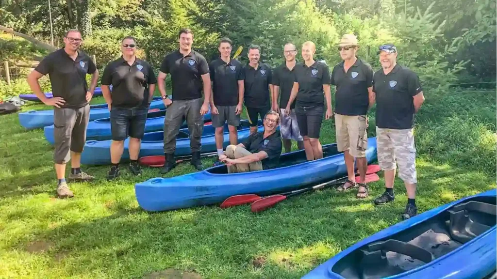 The Kanu Petry team in front of the boats